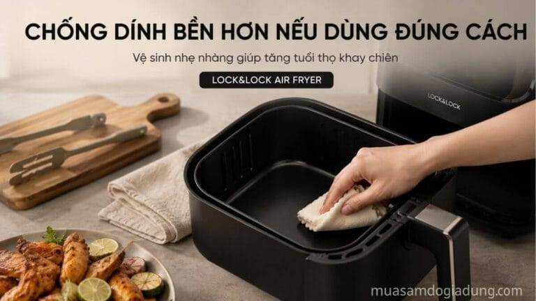 Khay chống dính của nồi chiên không dầu Lock&Lock đang được vệ sinh đúng cách
