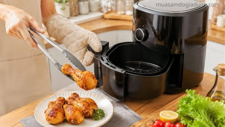 Sử dụng kẹp gắp và găng tay chịu nhiệt khi lấy thực phẩm khỏi nồi chiên không dầu