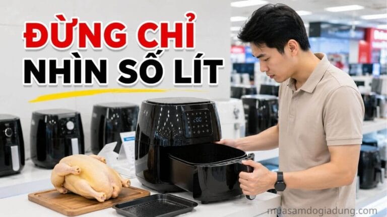 Khách hàng kiểm tra khoang chiên thực tế trước khi mua nồi chiên không dầu